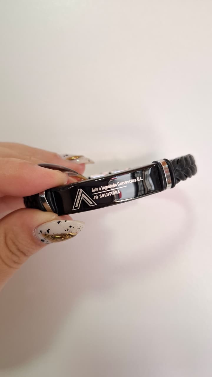 Pulsera negra con logo corporativo grabado